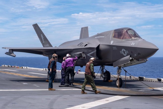 Пилотам F-35 запретили приближаться к Су-35