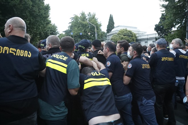 На митинге за отставку премьера Грузии начались стычки - NEWS.ru - 11.07.21