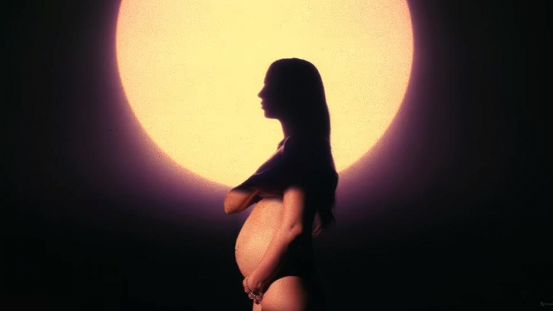 Певица Нюша показала округлившийся живот в новом клипе