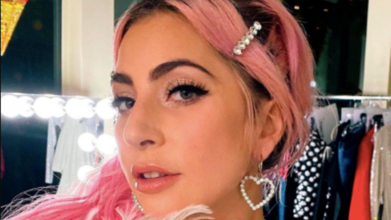 Леди Гага напугала фанатов туфлями с 20-сантиметровыми каблуками