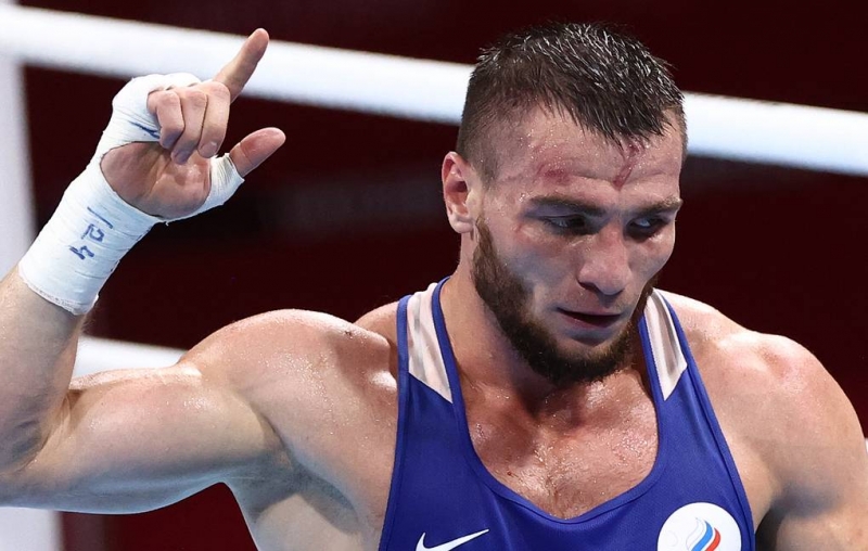 Российский боксер Хатаев стал бронзовым призером Олимпиады