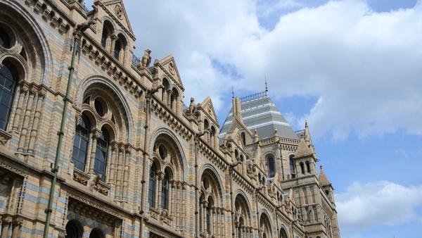 Китай сокращает инвестиции в доллар и наращивает долю в британском FTSE100