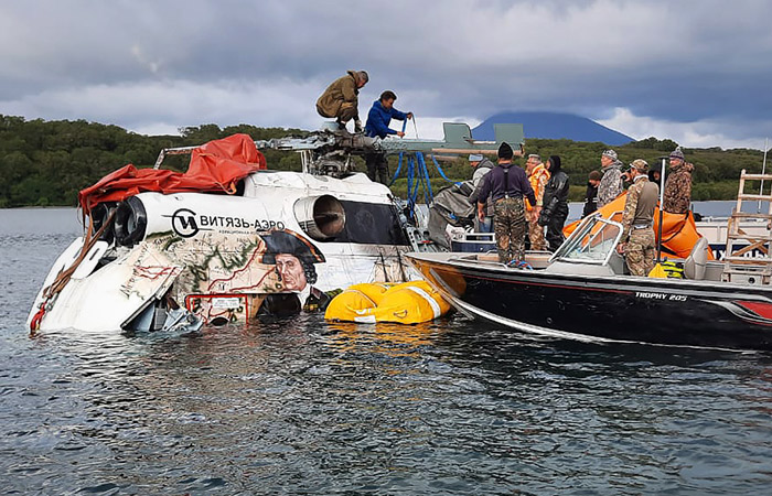 Вертолет, упавший с туристами в озеро на Камчатке, подняли на берег